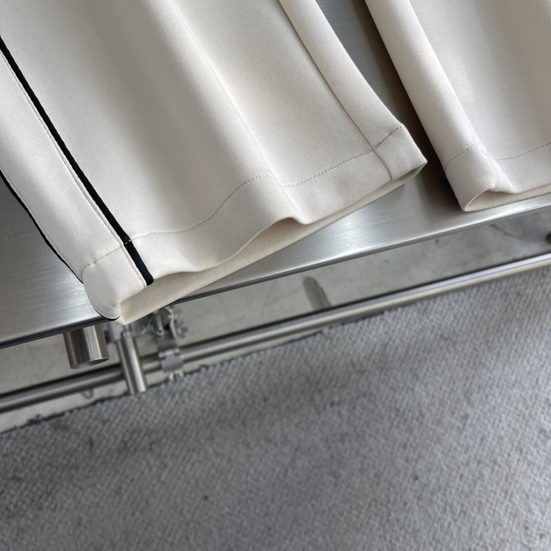 -alo 2026春夏新款铜氨丝莫代尔空气层休闲卫裤，裤身上刺绣标志性品牌标识，客供定制品牌刻印五金配件