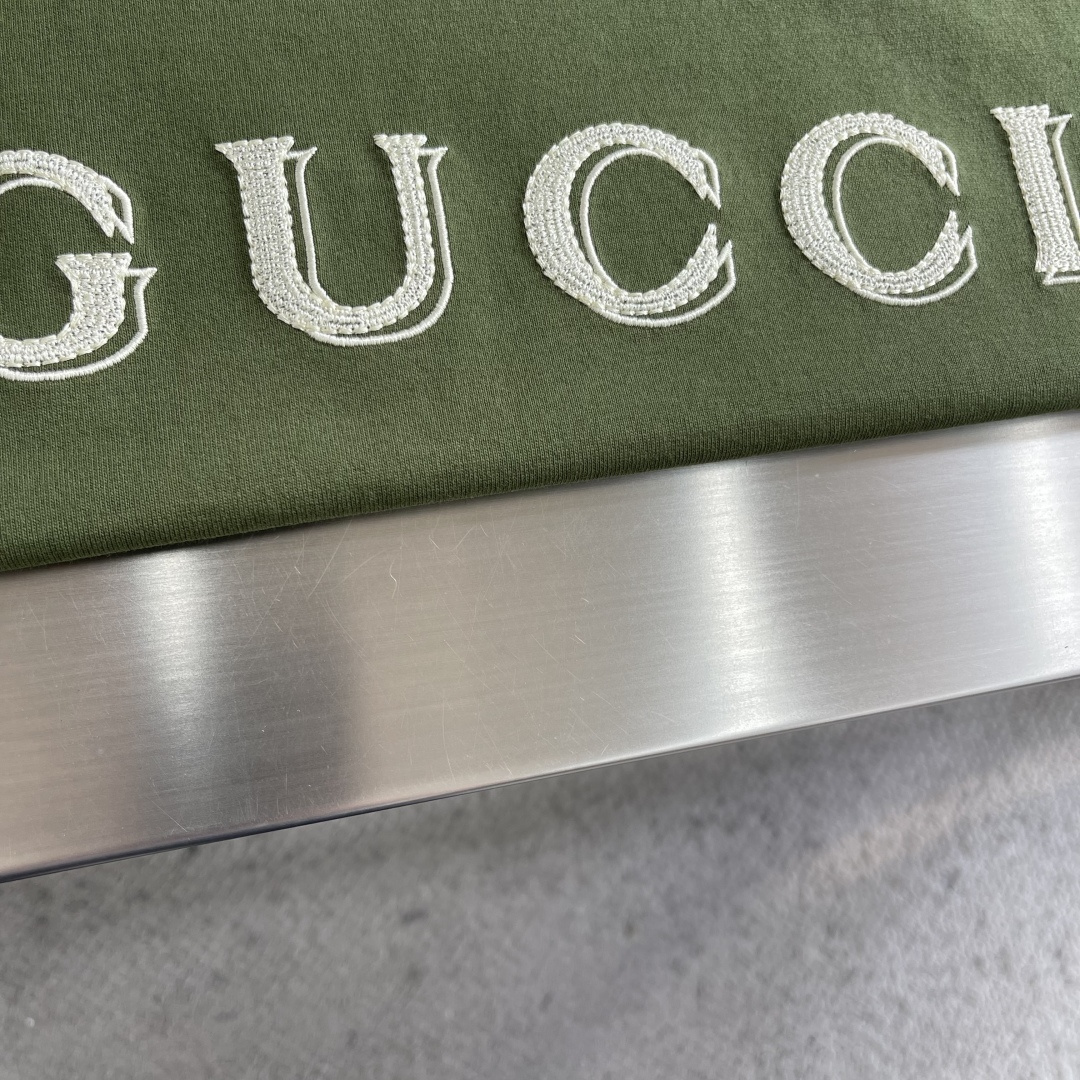 -GUCC 2026春夏新品，100％全棉300g面料，柔软亲肤，挺阔有垂坠感。四线密边做工精细，前幅案