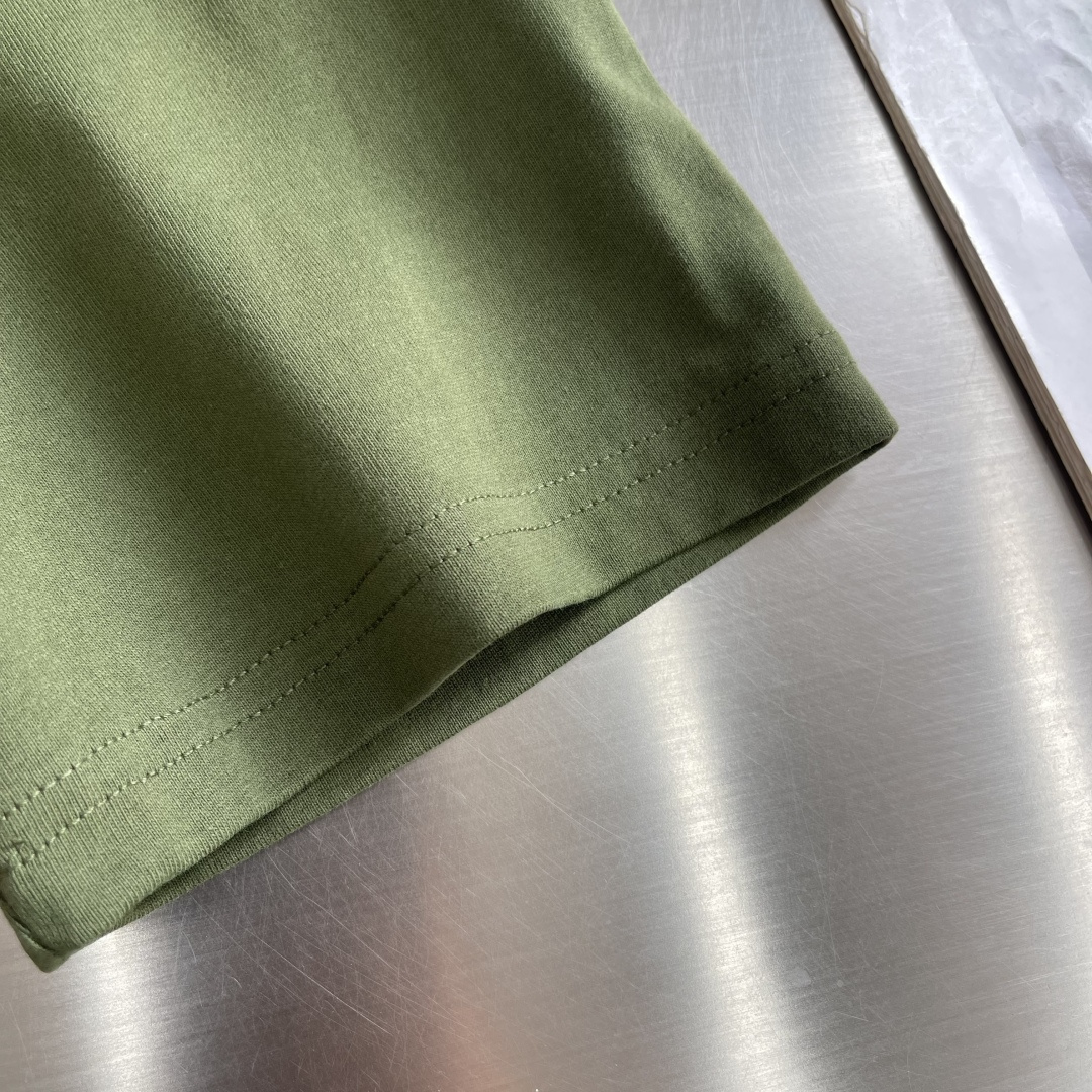 -GUCC 2026春夏新品，100％全棉300g面料，柔软亲肤，挺阔有垂坠感。四线密边做工精细，前幅案