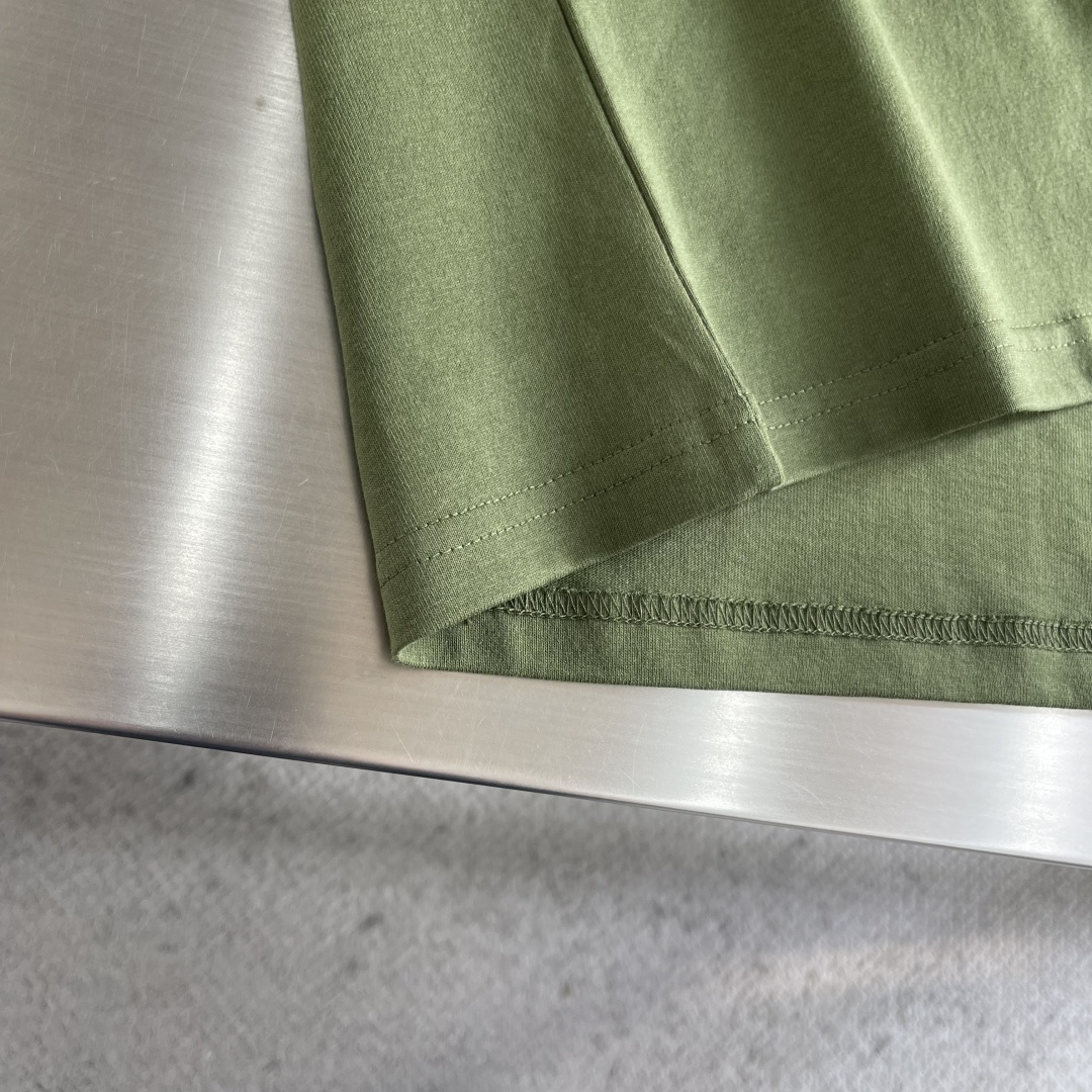 -GUCC 2026春夏新品，100％全棉300g面料，柔软亲肤，挺阔有垂坠感。四线密边做工精细，前幅案