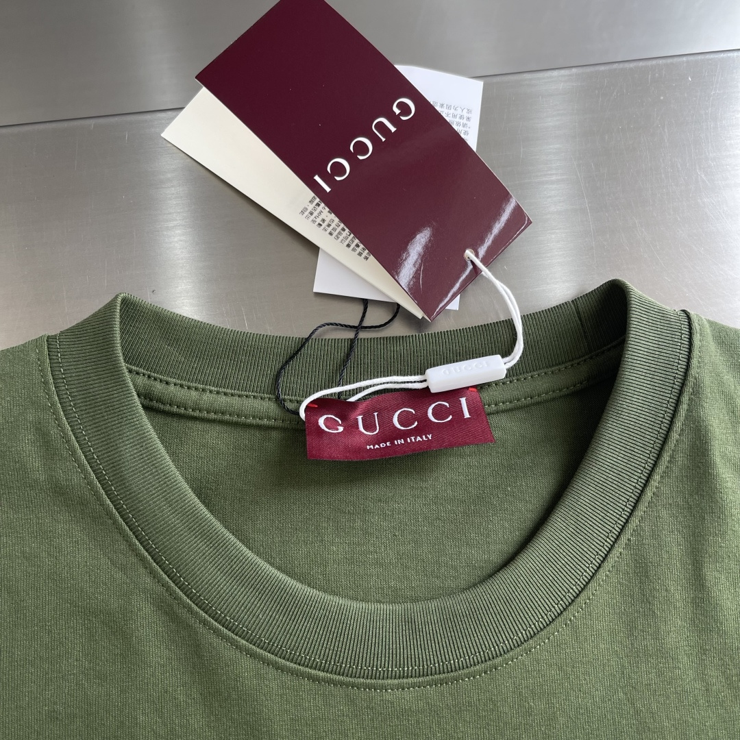 -GUCC 2026春夏新品，100％全棉300g面料，柔软亲肤，挺阔有垂坠感。四线密边做工精细，前幅案