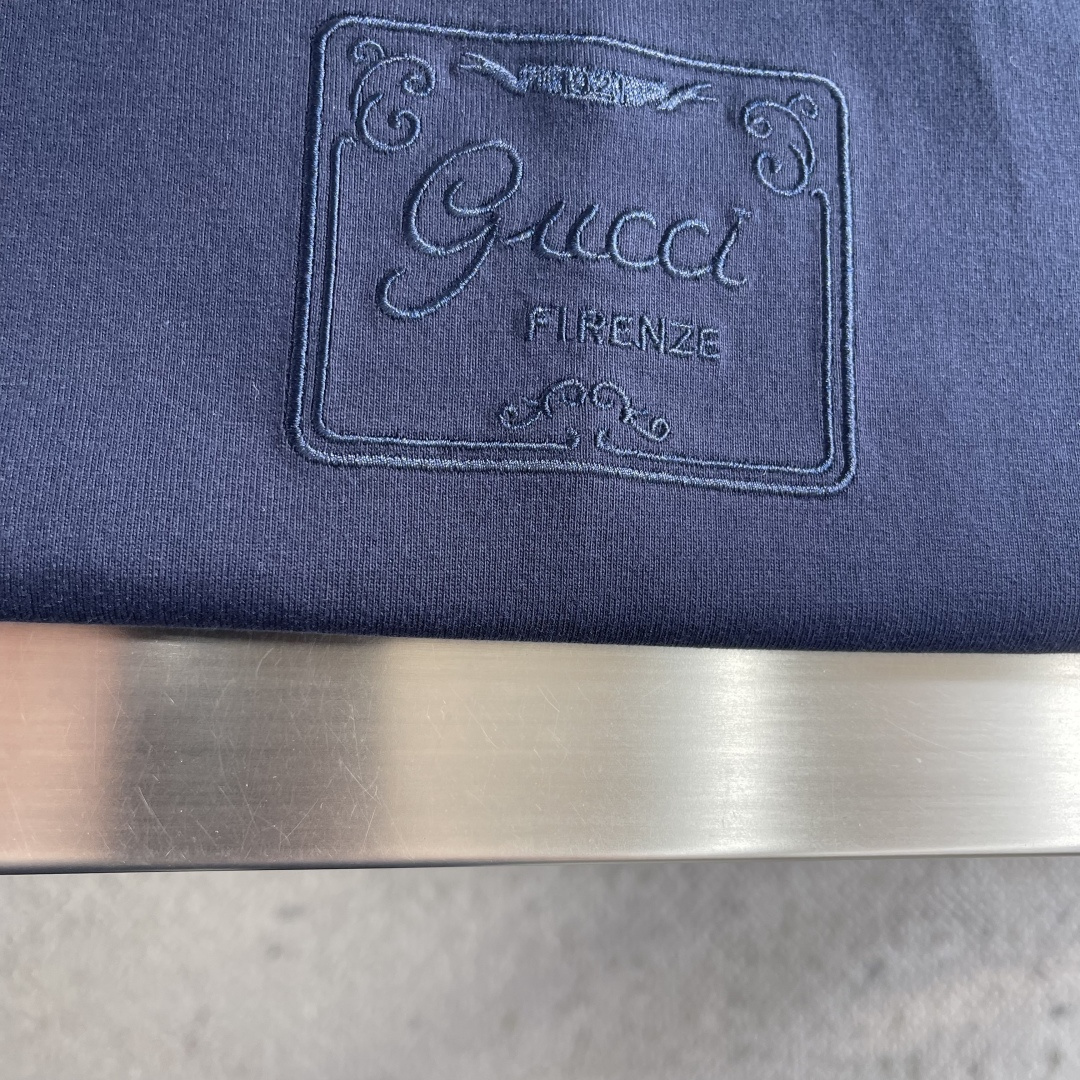 -GUCC 2026春夏新品，100％全棉300g面料，柔软亲肤，挺阔有垂坠感。四线密边做工精细，前幅案