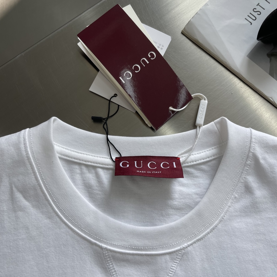 -GUCC 2026春夏新品，100％全棉300g面料，柔软亲肤，挺阔有垂坠感。四线密边做工精细，前幅案