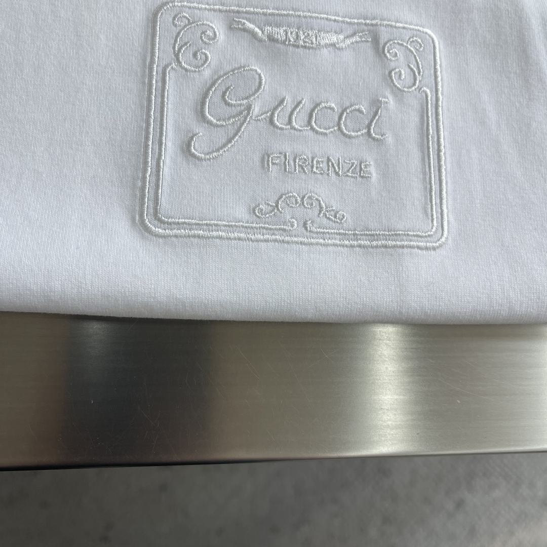 -GUCC 2026春夏新品，100％全棉300g面料，柔软亲肤，挺阔有垂坠感。四线密边做工精细，前幅案