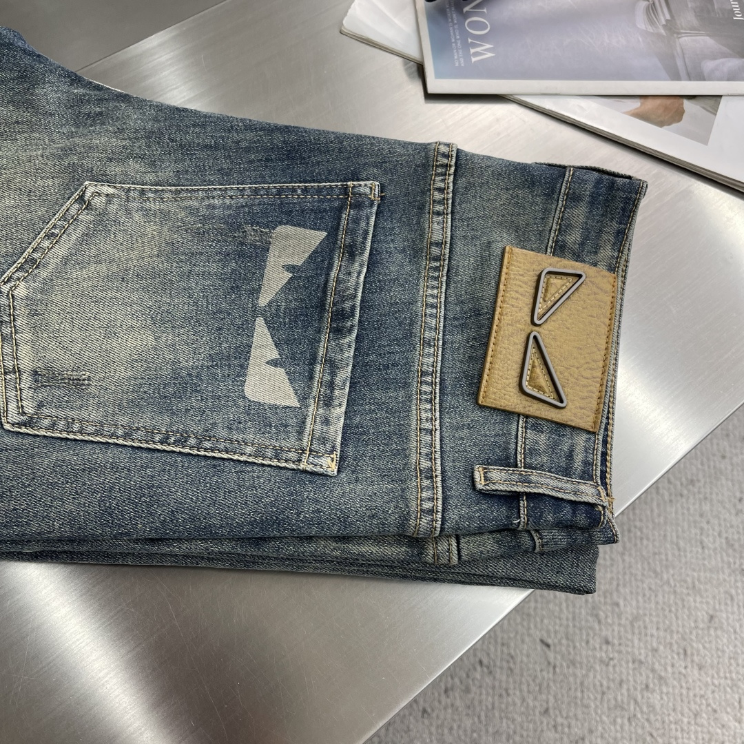 -FEND 高品质牛仔裤， 品牌logo标志性图案 浓浓的街头美式风，非常chic，整件还是一如既往宽松