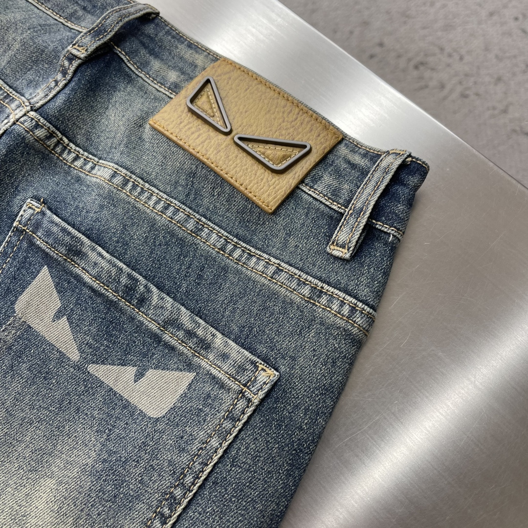 -FEND 高品质牛仔裤， 品牌logo标志性图案 浓浓的街头美式风，非常chic，整件还是一如既往宽松