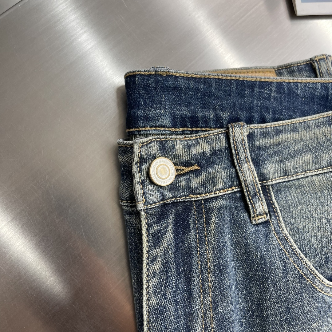 -FEND 高品质牛仔裤， 品牌logo标志性图案 浓浓的街头美式风，非常chic，整件还是一如既往宽松