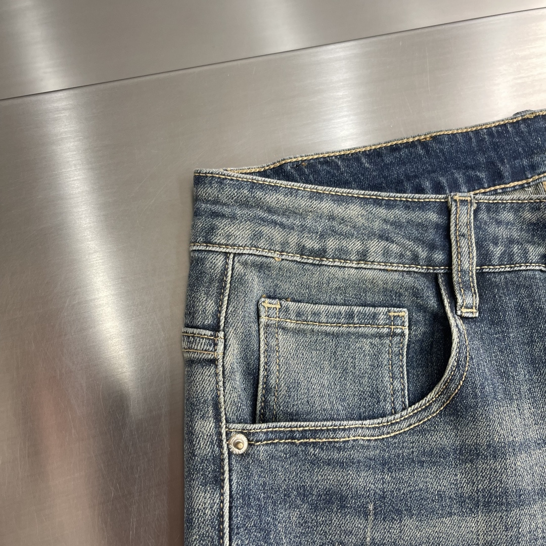 -FEND 高品质牛仔裤， 品牌logo标志性图案 浓浓的街头美式风，非常chic，整件还是一如既往宽松