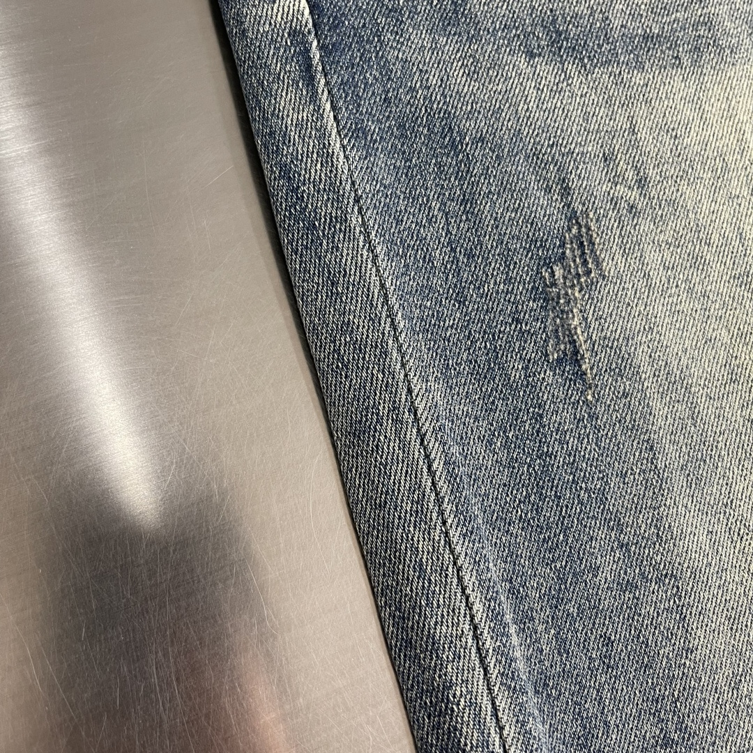 -FEND 高品质牛仔裤， 品牌logo标志性图案 浓浓的街头美式风，非常chic，整件还是一如既往宽松