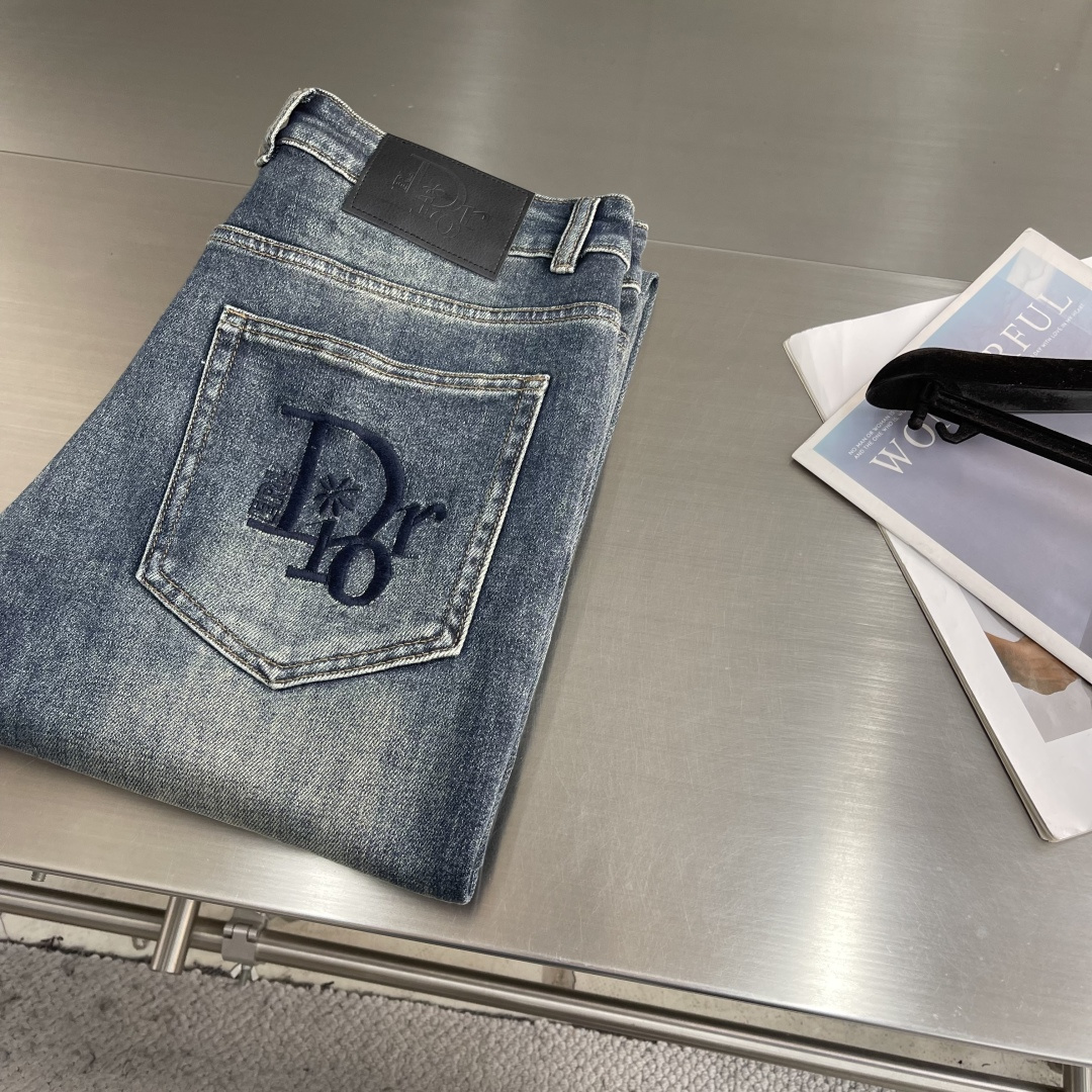 -Dio 高品质牛仔裤， 品牌logo标志性图案 浓浓的街头美式风，非常chic，整件还是一如既往宽松的