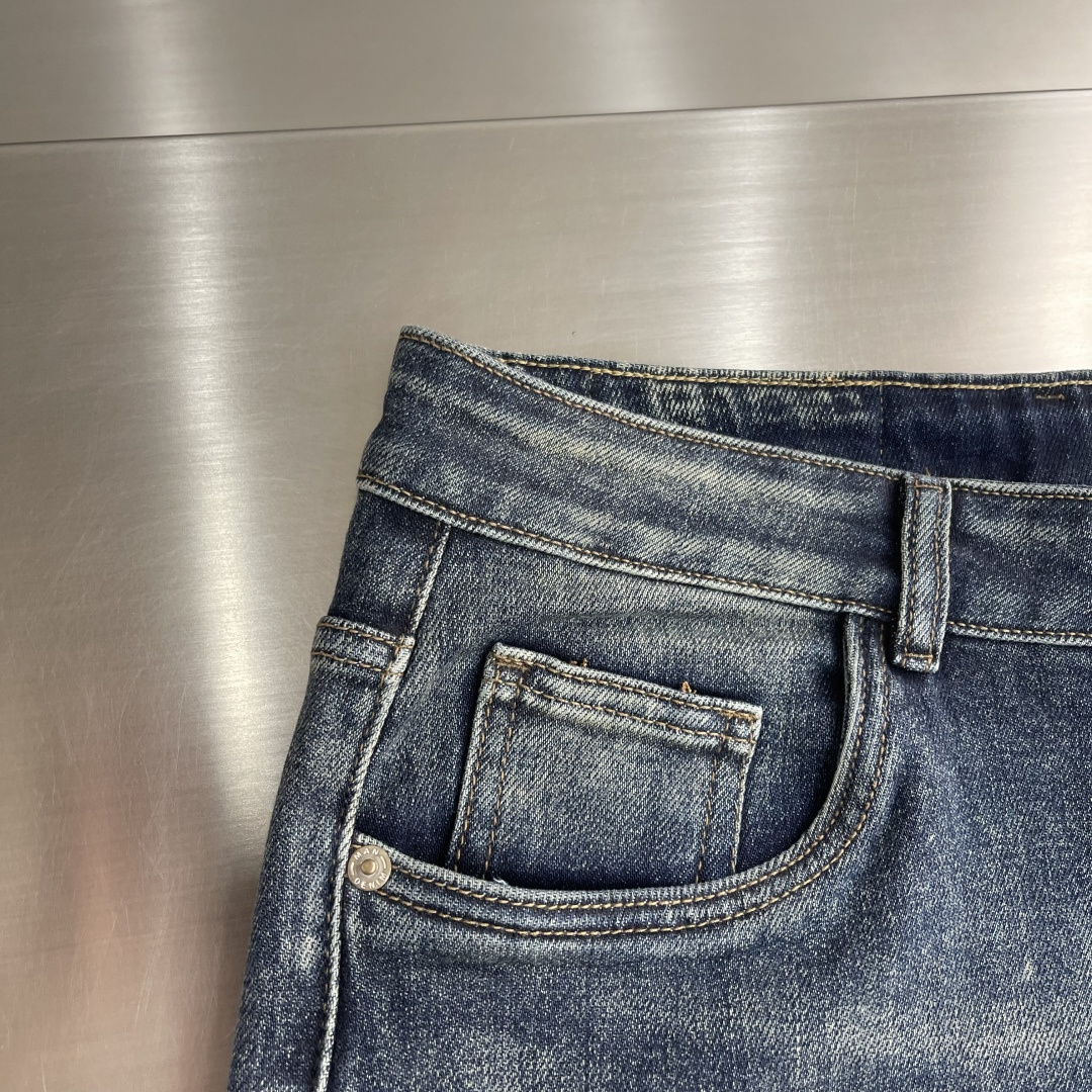 -Dio 高品质牛仔裤， 品牌logo标志性图案 浓浓的街头美式风，非常chic，整件还是一如既往宽松的