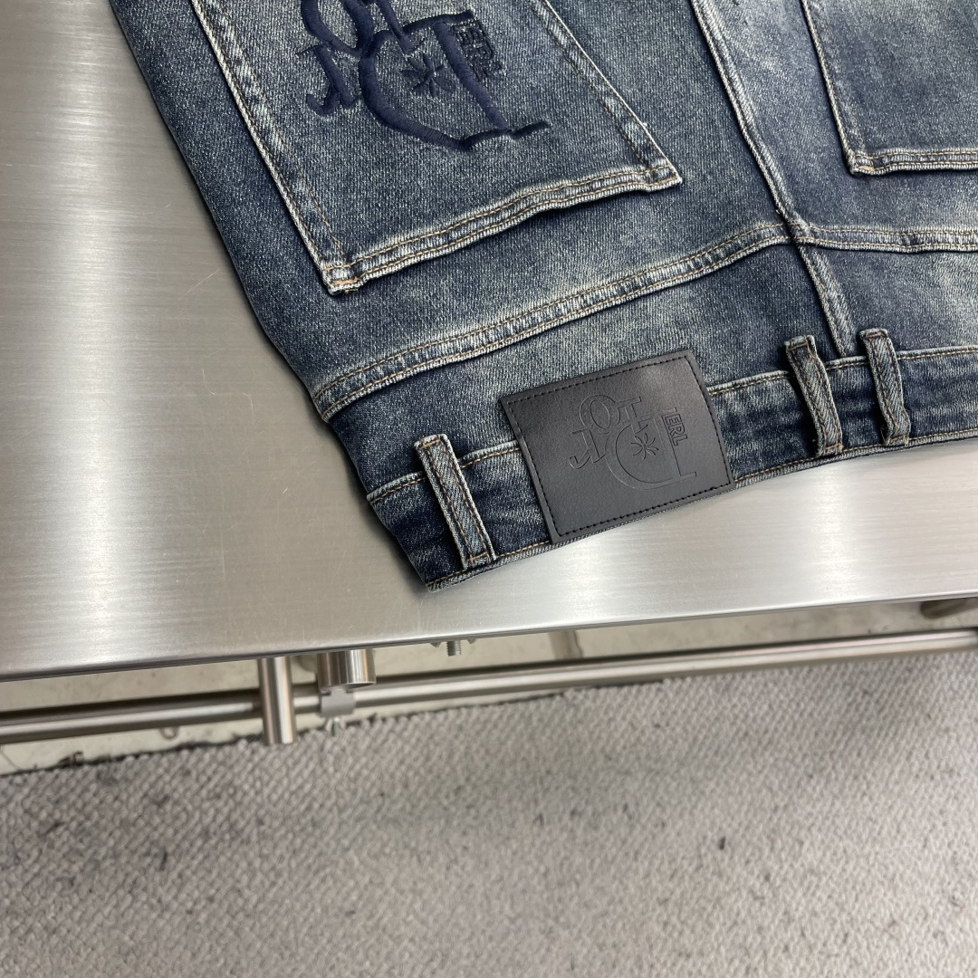 -Dio 高品质牛仔裤， 品牌logo标志性图案 浓浓的街头美式风，非常chic，整件还是一如既往宽松的