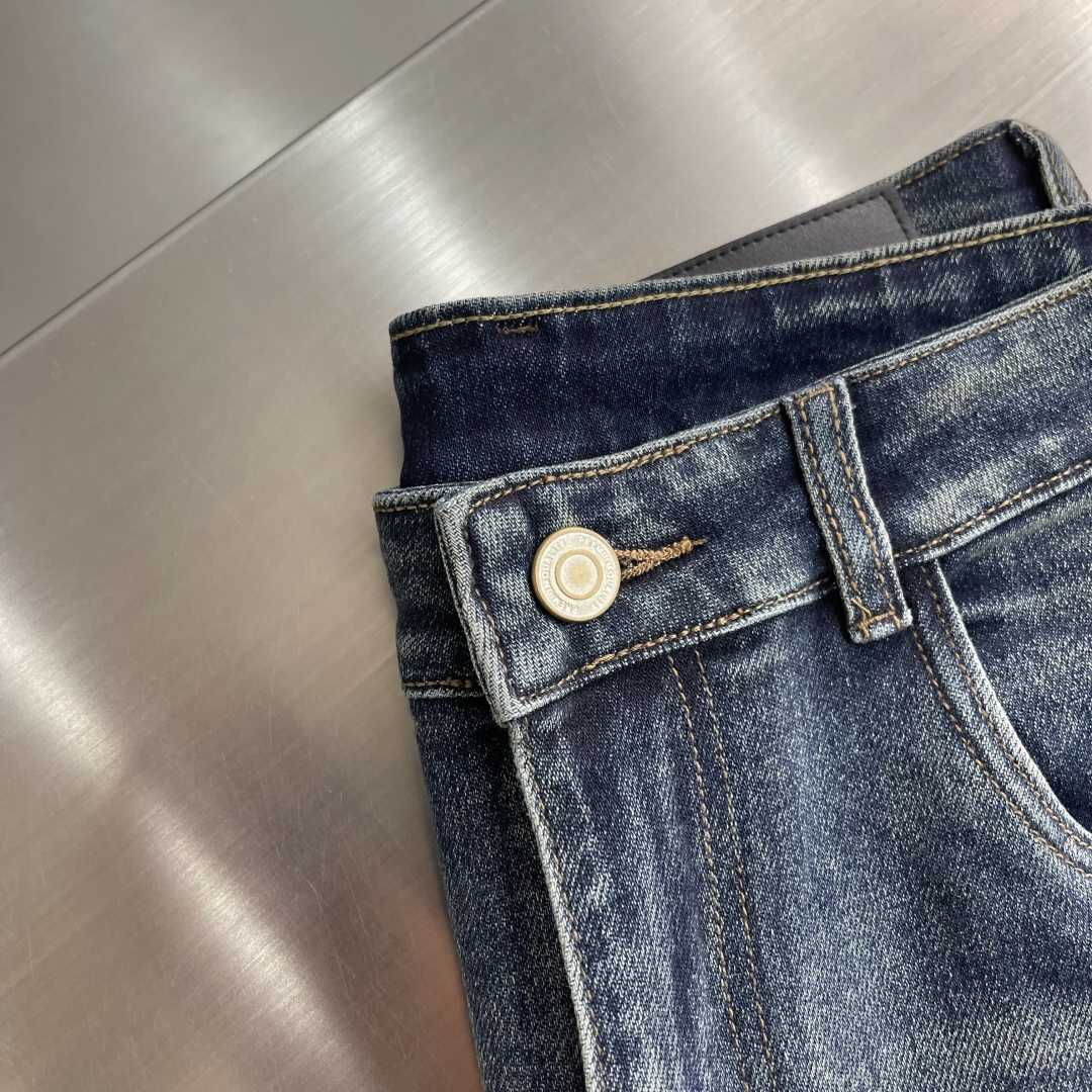 -Dio 高品质牛仔裤， 品牌logo标志性图案 浓浓的街头美式风，非常chic，整件还是一如既往宽松的