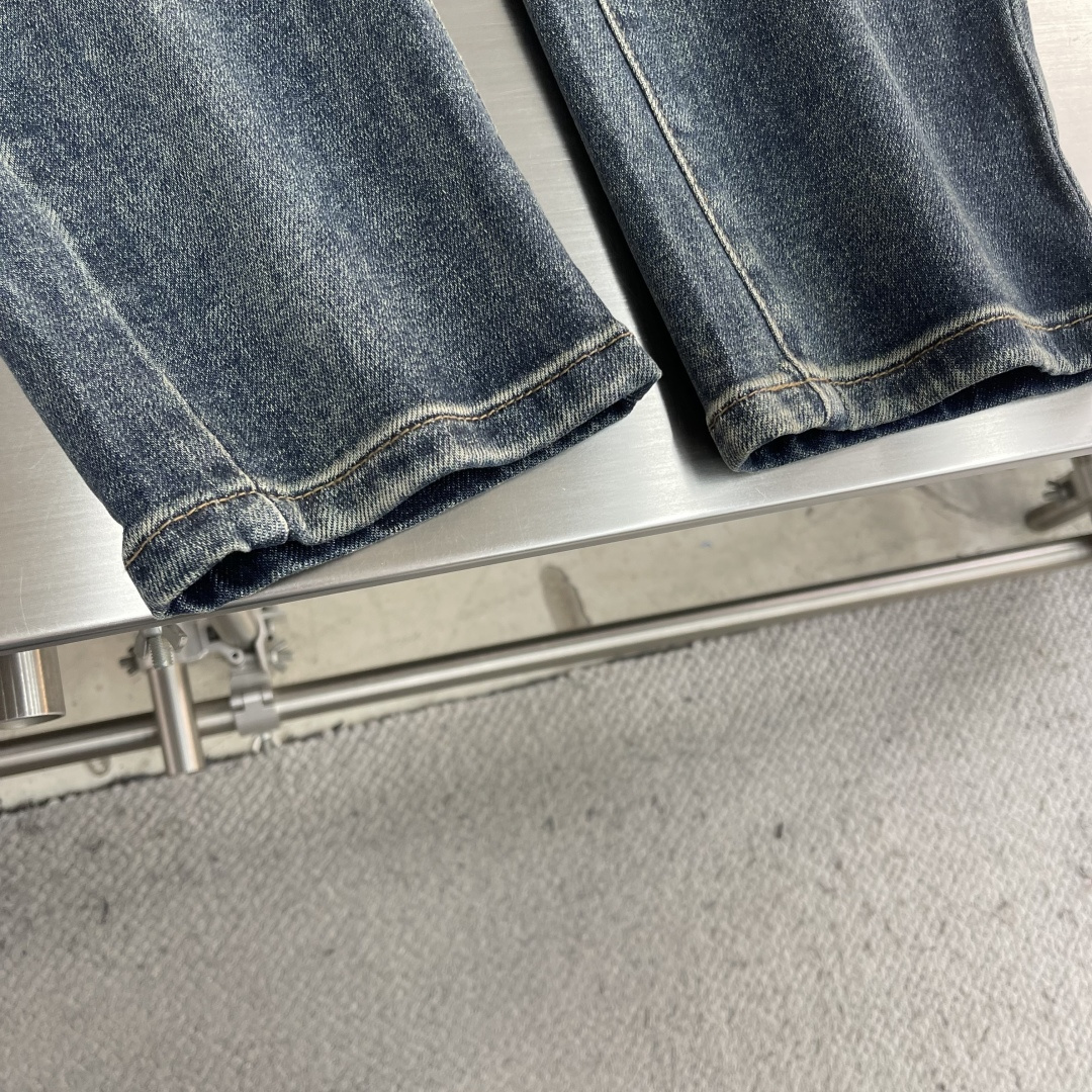 -Dio 高品质牛仔裤， 品牌logo标志性图案 浓浓的街头美式风，非常chic，整件还是一如既往宽松的