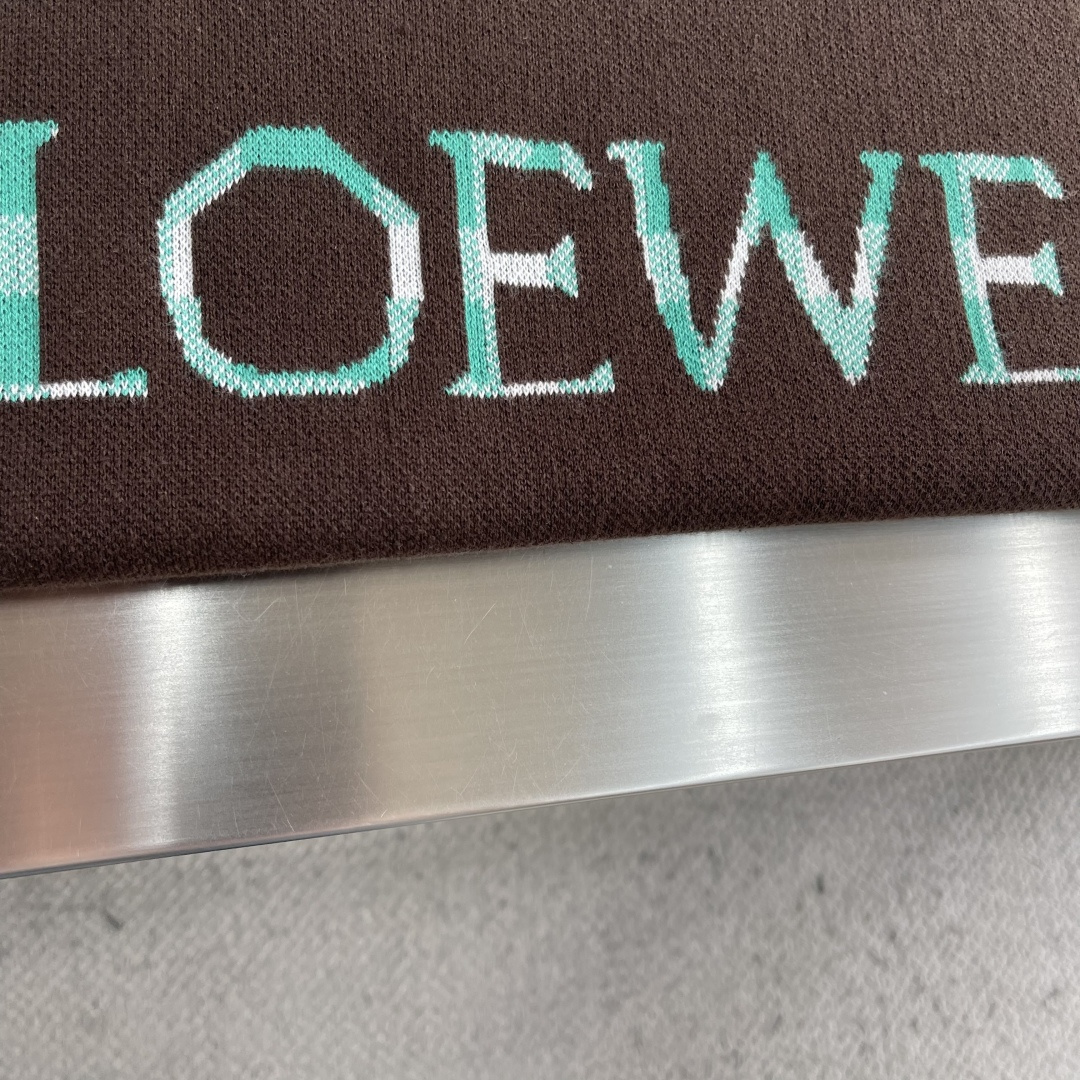 -LOEW 提花标识格子针织衫采用100%棉纱。原版定染同色。采用14针提花进口机，胸口LOEW*标识为