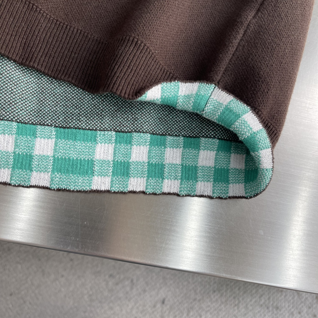 -LOEW 提花标识格子针织衫采用100%棉纱。原版定染同色。采用14针提花进口机，胸口LOEW*标识为