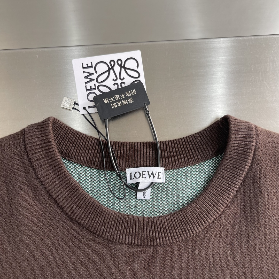 -LOEW 提花标识格子针织衫采用100%棉纱。原版定染同色。采用14针提花进口机，胸口LOEW*标识为