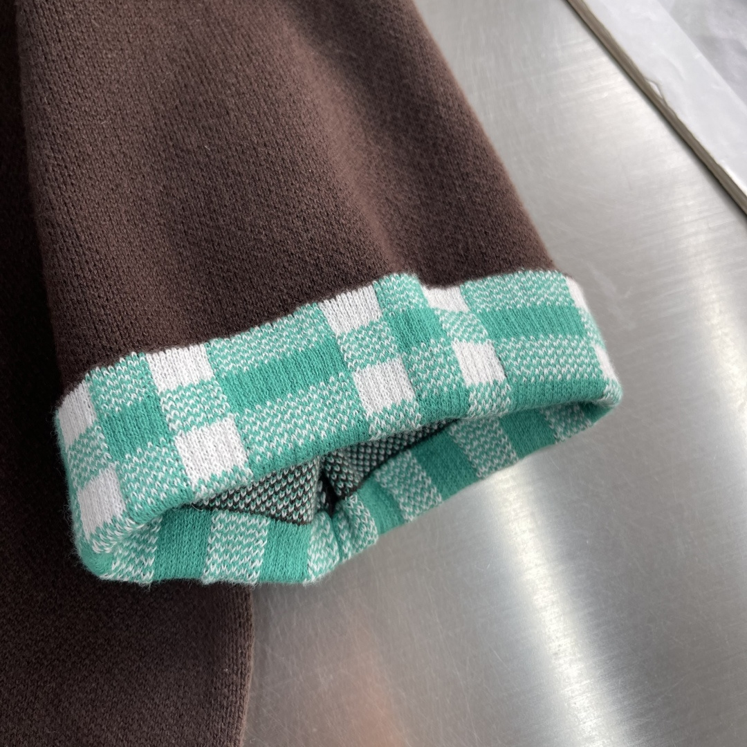 -LOEW 提花标识格子针织衫采用100%棉纱。原版定染同色。采用14针提花进口机，胸口LOEW*标识为