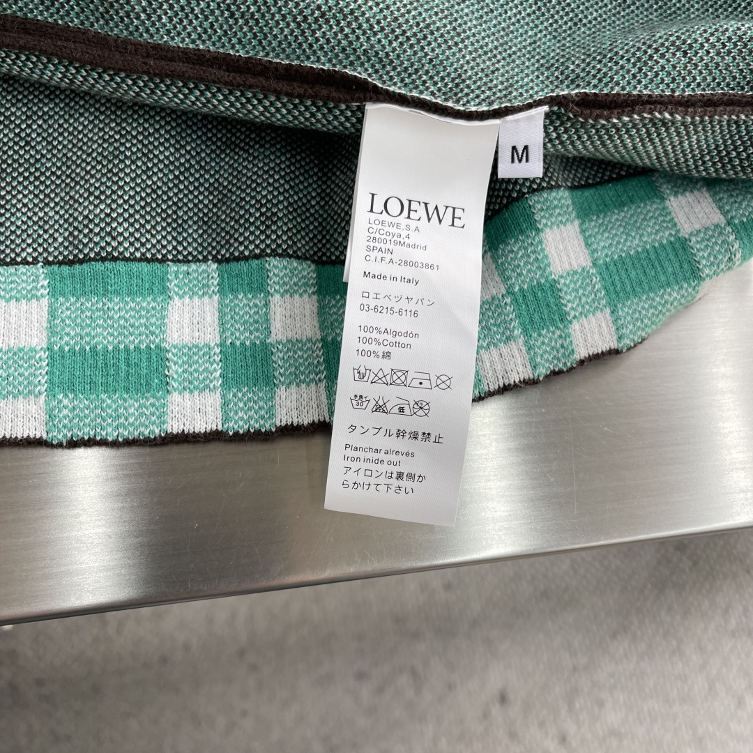 -LOEW 提花标识格子针织衫采用100%棉纱。原版定染同色。采用14针提花进口机，胸口LOEW*标识为