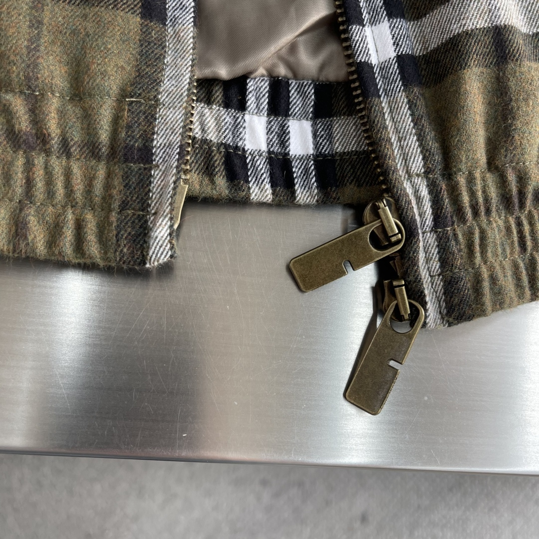 -BBR 格纹羊绒翻领夹克解析原版面料，定织定染羊绒混纺面料。面料的耐磨性、抗皱性和易护理性。格纹部分的