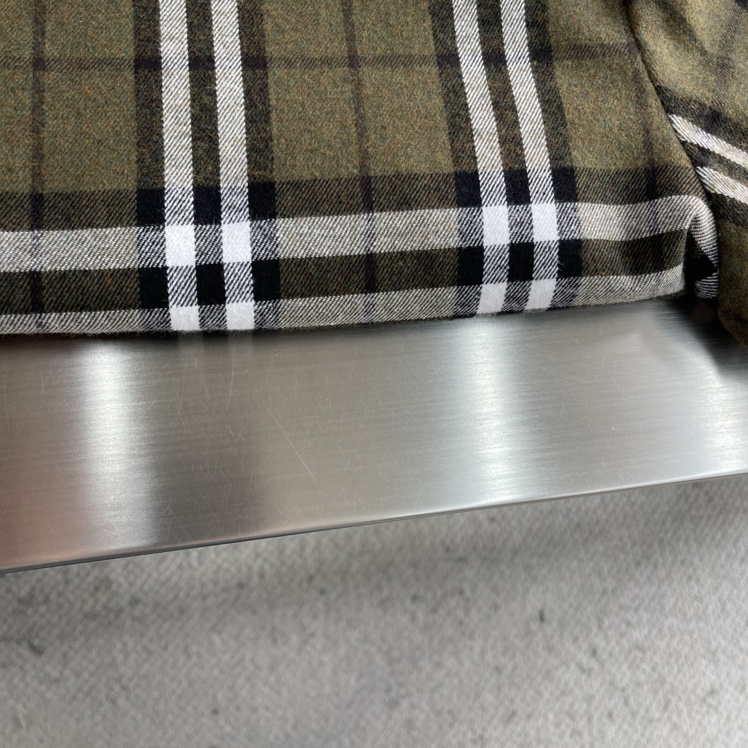 -BBR 格纹羊绒翻领夹克解析原版面料，定织定染羊绒混纺面料。面料的耐磨性、抗皱性和易护理性。格纹部分的