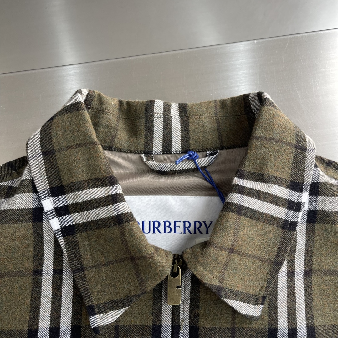 -BBR 格纹羊绒翻领夹克解析原版面料，定织定染羊绒混纺面料。面料的耐磨性、抗皱性和易护理性。格纹部分的