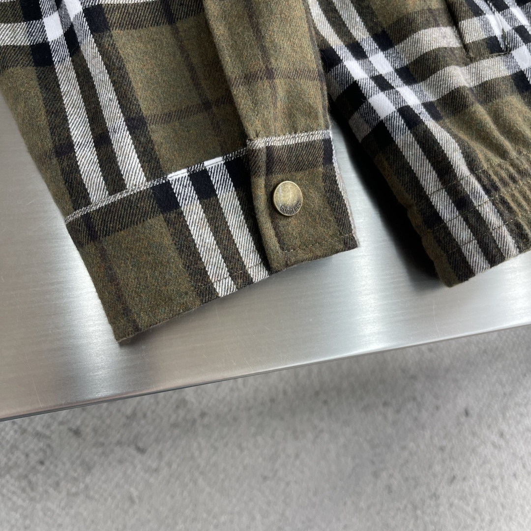 -BBR 格纹羊绒翻领夹克解析原版面料，定织定染羊绒混纺面料。面料的耐磨性、抗皱性和易护理性。格纹部分的