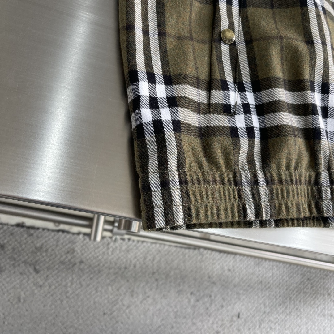 -BBR 格纹羊绒翻领夹克解析原版面料，定织定染羊绒混纺面料。面料的耐磨性、抗皱性和易护理性。格纹部分的