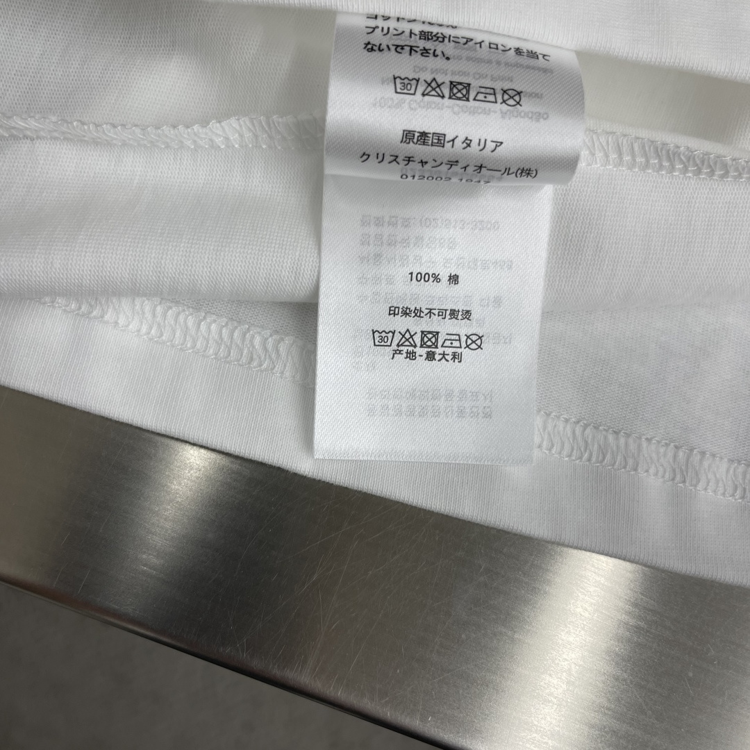 -Dio 字母徽标印花圆领短袖T恤，采用新疆棉面料，质地细腻顺滑领口采用经典圆领设计，高弹罗纹收边工艺考