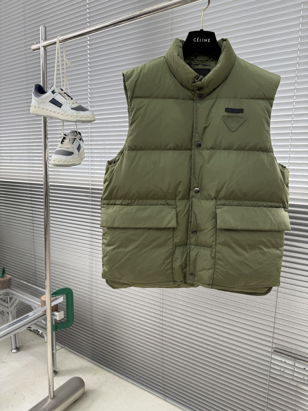 NO:955033,-PRAD embellished fabric triangle down vest is made of the brand's iconic regenerated nylon fabric, which has the same performance as traditional nylon and has high strength, tear resistance, wear resistance and other properties. It is light in texture and has waterproof function, suitable for many scene needs. It is anti-wrinkle and quick-drying and is easy for daily care and maintenance.  The felt cloth material is flatly fixed on the stamping machine table. Under the control of the ground, the upper mold is driven to move downward at an extremely high speed and pressure. The sharp cutting edge cuts off the felt cloth fibers instantly and cleanly like a paper knife under pressure. The whole process is completed within milliseconds. Through precise calculations, a triangular mark shape with no burrs and brushed edges is formed.  We use 90 white duck down with a weight of 160g to ensure excellent thermal insulation performance. After strict screening and processing, the down is not easy to drill and ensures durability. Size: 46 48 50 52 Size. Clothing length, chest and shoulder width 46 72120 46 48 73124 47 50 74128 48 52 75132 49,, prada, down  jacket,19860909-PRAD 饰织物三角标羽绒马甲 选用品牌标志性的再生尼龙面料,与传统尼龙性能相当,具备高强度,抗撕裂,耐磨损等特性.其质地轻盈,同时又具备防水功能适合多场景需求.抗皱,快干的特点也易于日常打理维护. 将毛毡布材料平整的固定在冲压机台上,在地懊恼控制下,驱动上模以极高的速度和压力向下运动,锋利的刃口在压力下,像裁纸刀一样瞬间干净的切断毛毡布纤维,整个过程在毫秒内完成.通过精确的计算形成边缘无毛刺和拉丝的三角标形状. 选用90白鸭绒,克重达160g,确保保暖性能卓越.绒子经过严格筛选与处理之后,不易钻绒,保证了耐用性 码数:46 48 50 52 尺码衣长胸围肩宽 46 72120 46  48 73124 47 50 74128 48  52 75132 49,,prada,down jacket,,Men's clothing