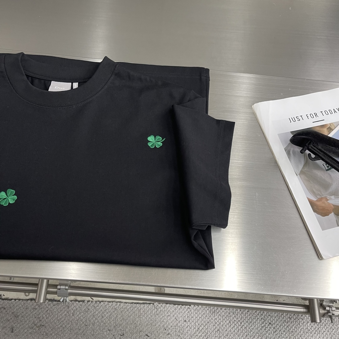 -Dio 26ss新款宽松版型 T 恤白色棉质平纹针织面料 Dio* Clover 图案刺绣乔纳森·安德