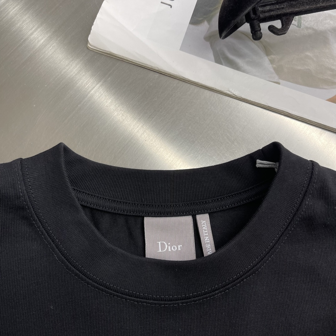 -Dio 26ss新款宽松版型 T 恤白色棉质平纹针织面料 Dio* Clover 图案刺绣乔纳森·安德