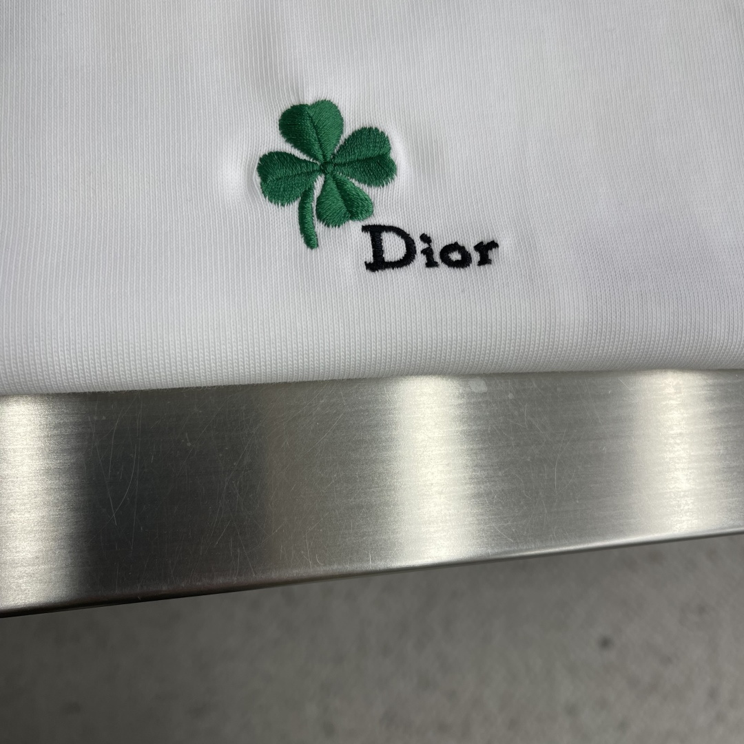 -Dio 26ss新款宽松版型 T 恤白色棉质平纹针织面料 Dio* Clover 图案刺绣乔纳森·安德
