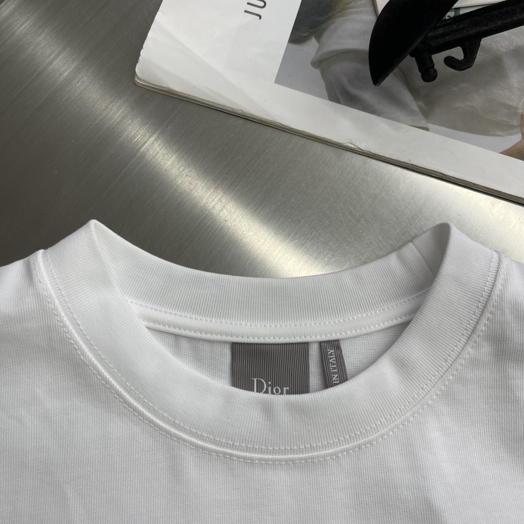 -Dio 26ss新款宽松版型 T 恤白色棉质平纹针织面料 Dio* Clover 图案刺绣乔纳森·安德