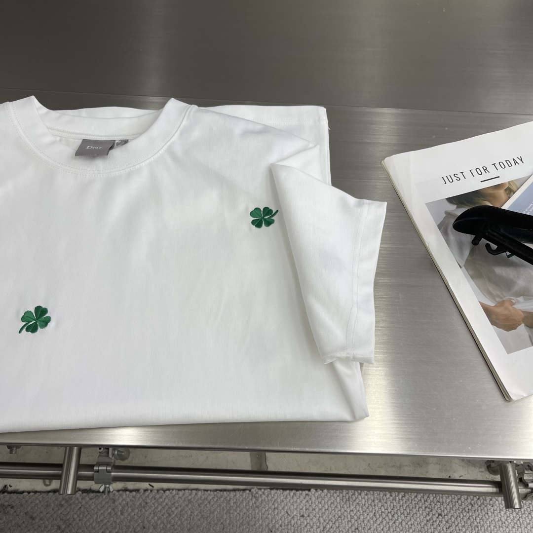 -Dio 26ss新款宽松版型 T 恤白色棉质平纹针织面料 Dio* Clover 图案刺绣乔纳森·安德