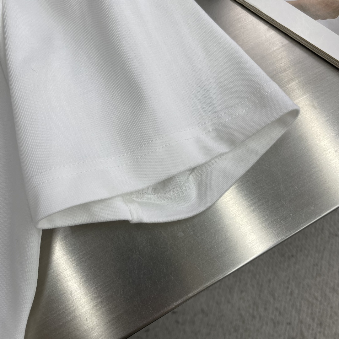 -Dio 26ss新款宽松版型 T 恤白色棉质平纹针织面料 Dio* Clover 图案刺绣乔纳森·安德