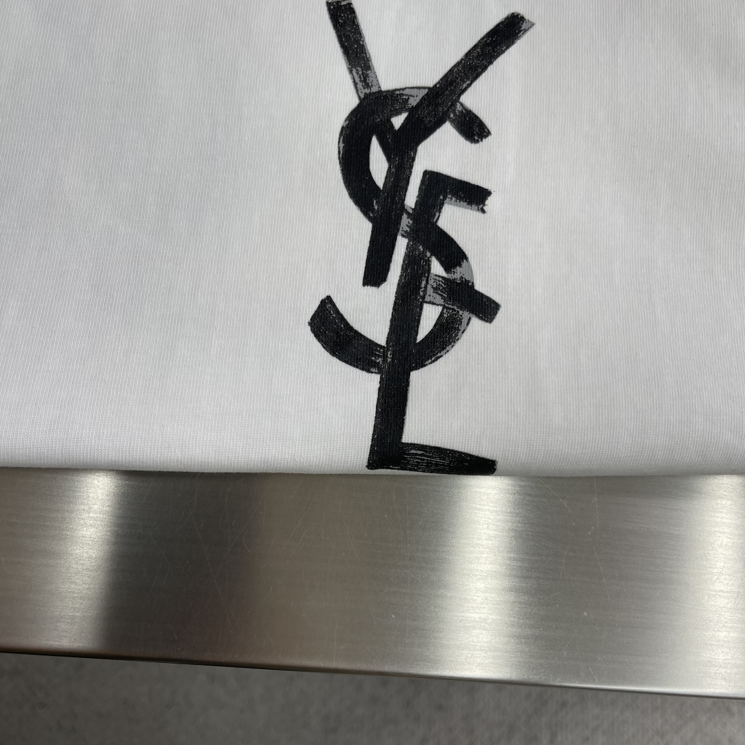 -YSL 圣罗兰 2026ss春夏新款短袖圆领T恤 设计前卫时尚！品牌logo重工艺设计 高端定制纯棉面
