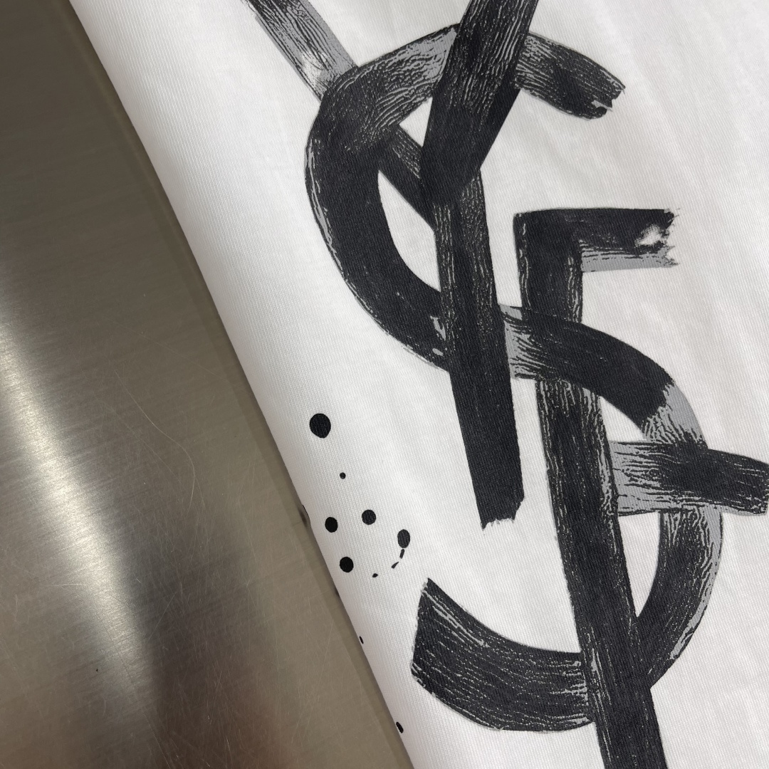 -YSL 圣罗兰 2026ss春夏新款短袖圆领T恤 设计前卫时尚！品牌logo重工艺设计 高端定制纯棉面