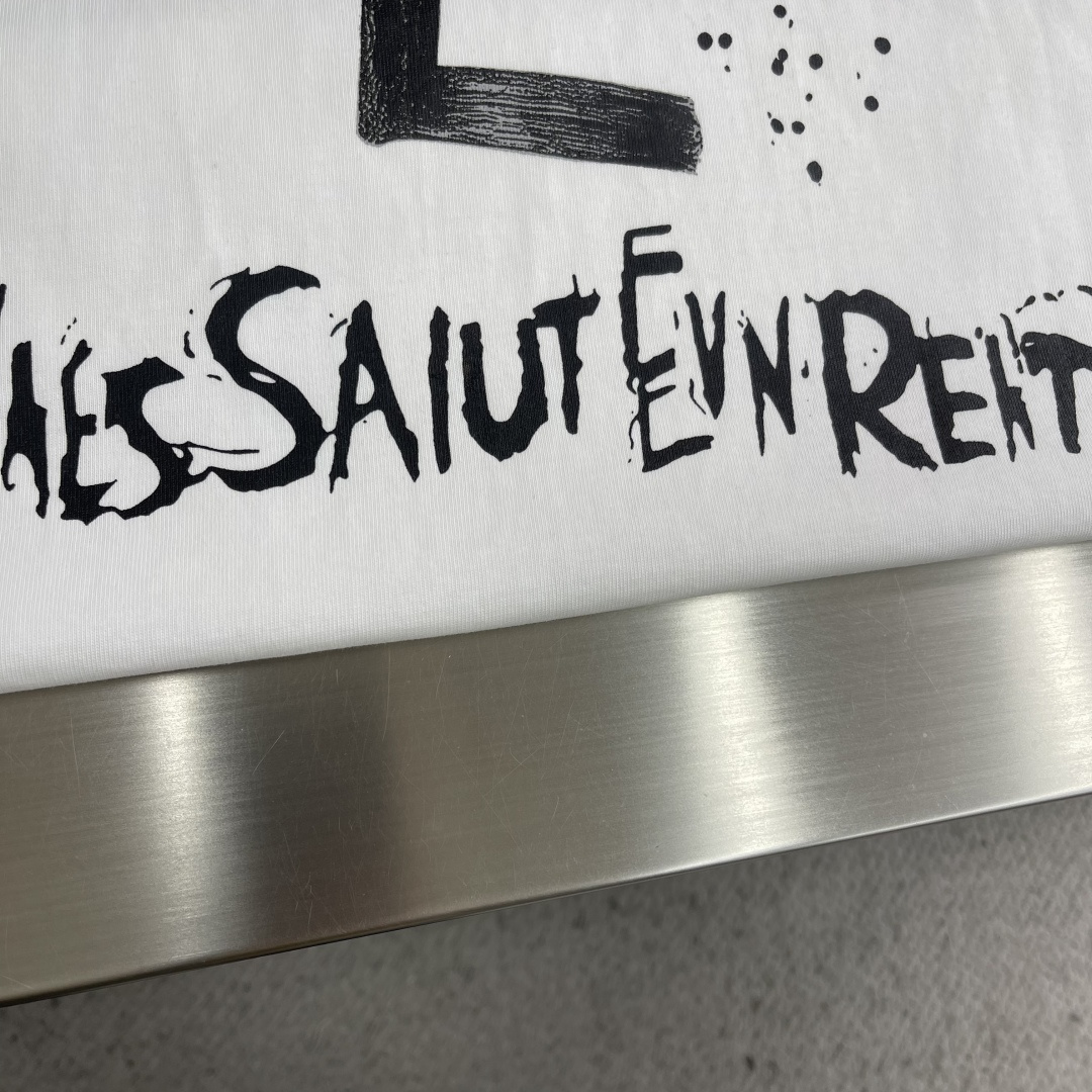 -YSL 圣罗兰 2026ss春夏新款短袖圆领T恤 设计前卫时尚！品牌logo重工艺设计 高端定制纯棉面
