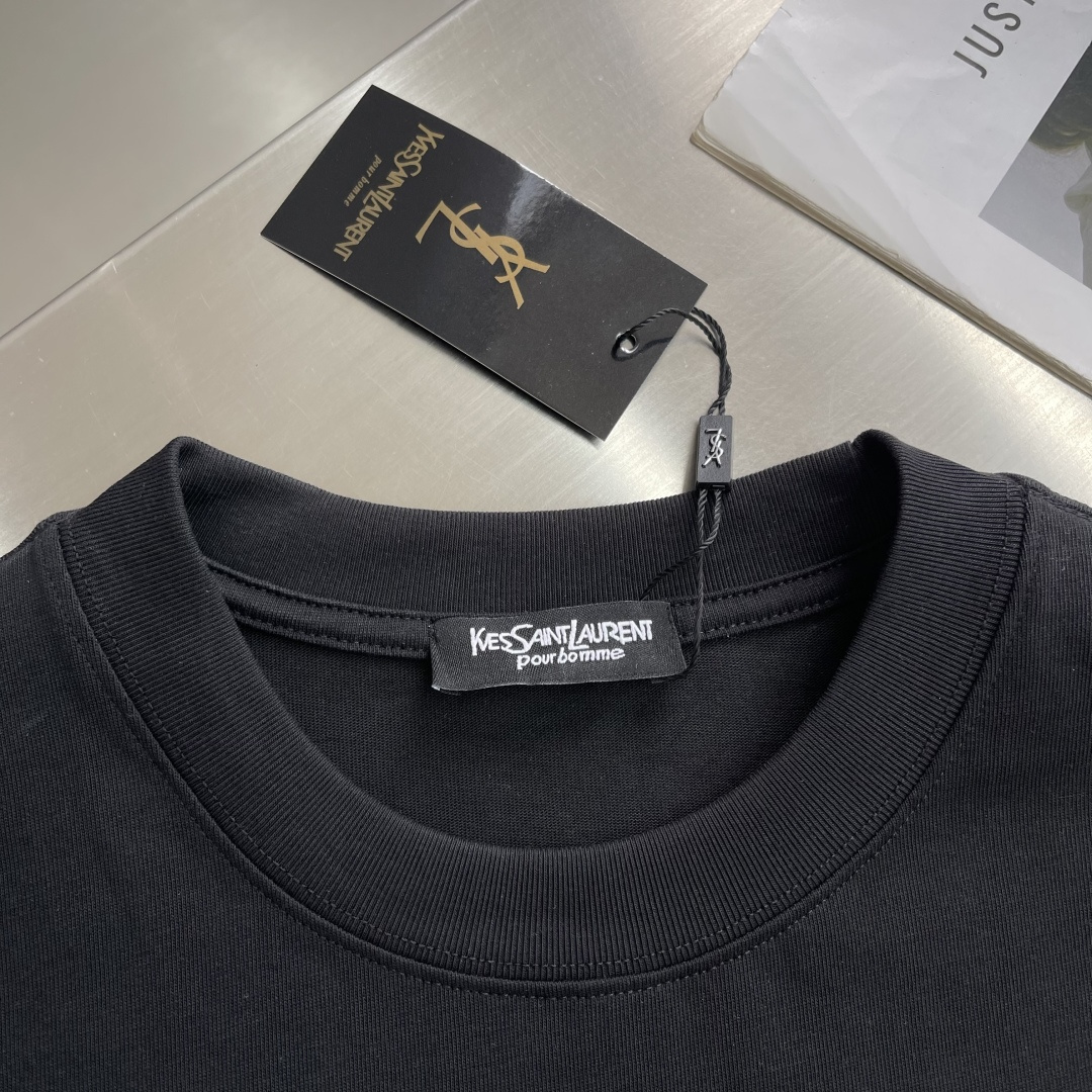 -YSL 圣罗兰 2026ss春夏新款短袖圆领T恤 设计前卫时尚！品牌logo重工艺设计 高端定制纯棉面
