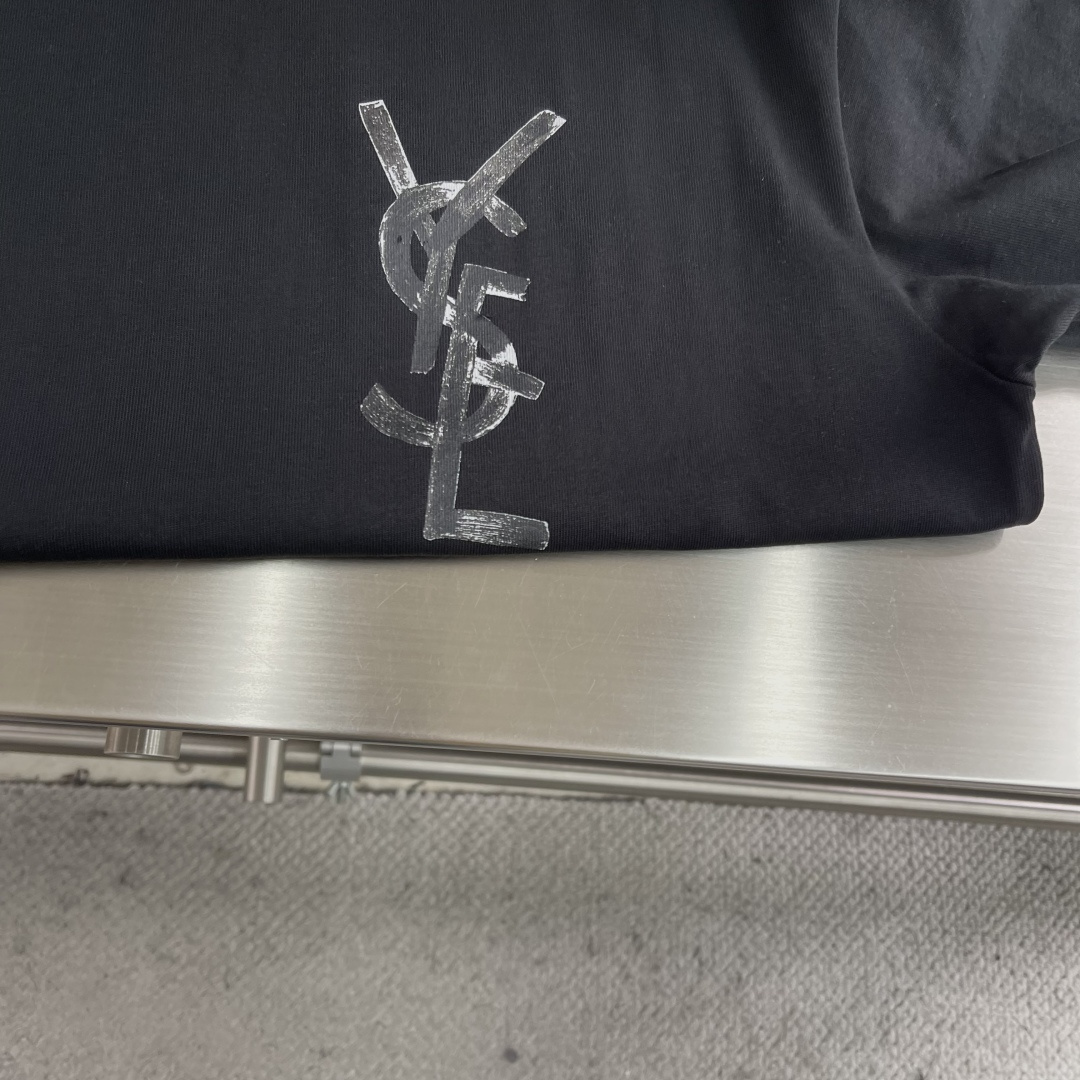 -YSL 圣罗兰 2026ss春夏新款短袖圆领T恤 设计前卫时尚！品牌logo重工艺设计 高端定制纯棉面