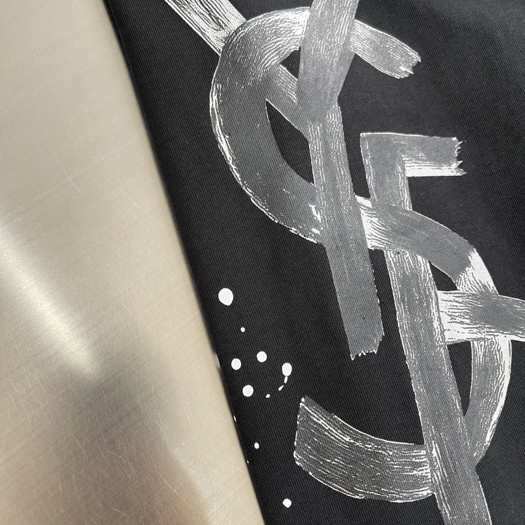 -YSL 圣罗兰 2026ss春夏新款短袖圆领T恤 设计前卫时尚！品牌logo重工艺设计 高端定制纯棉面