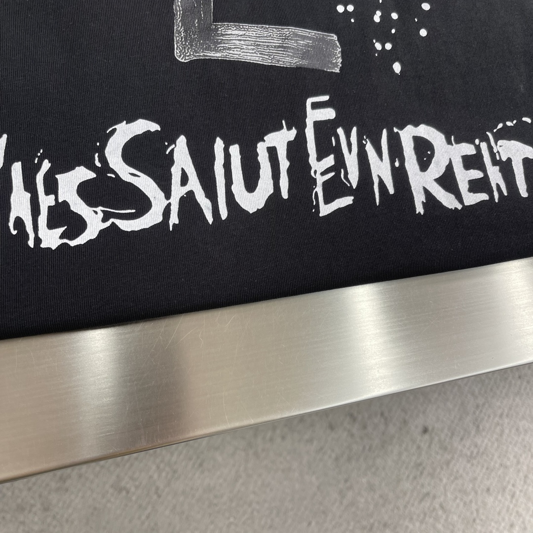 -YSL 圣罗兰 2026ss春夏新款短袖圆领T恤 设计前卫时尚！品牌logo重工艺设计 高端定制纯棉面