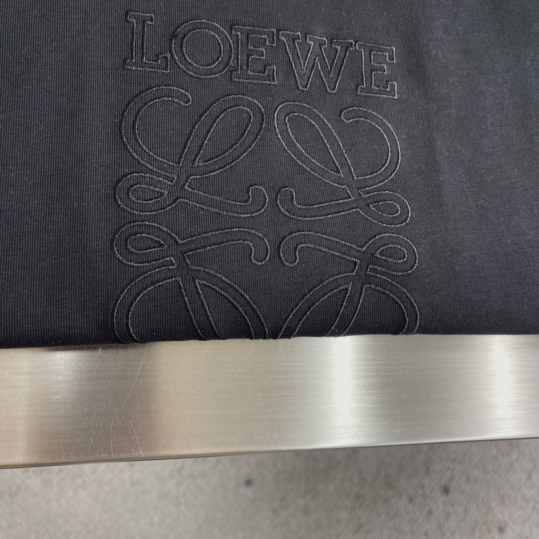-Loew 刺绣短袖T恤，新疆棉 细腻柔软 舒适贴肤 LOEWE刺绣点缀其上 低调且有力 宛如艺术品般熠