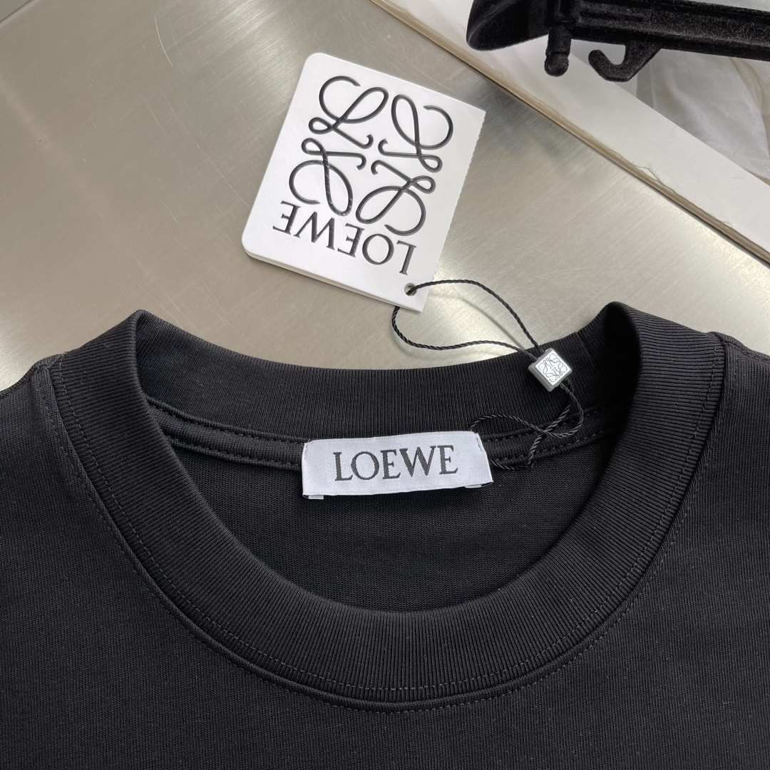 -Loew 刺绣短袖T恤，新疆棉 细腻柔软 舒适贴肤 LOEWE刺绣点缀其上 低调且有力 宛如艺术品般熠