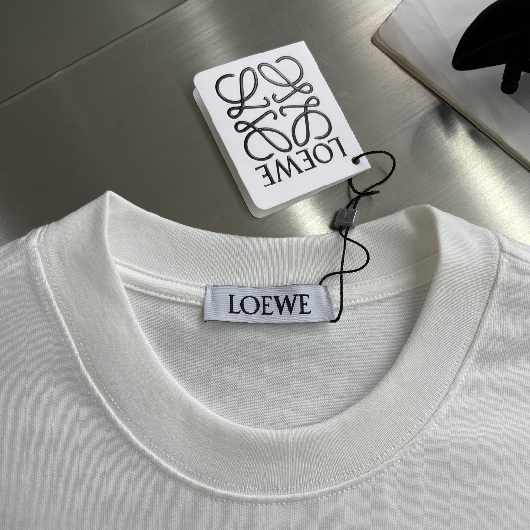 -Loew 刺绣短袖T恤，新疆棉 细腻柔软 舒适贴肤 LOEWE刺绣点缀其上 低调且有力 宛如艺术品般熠