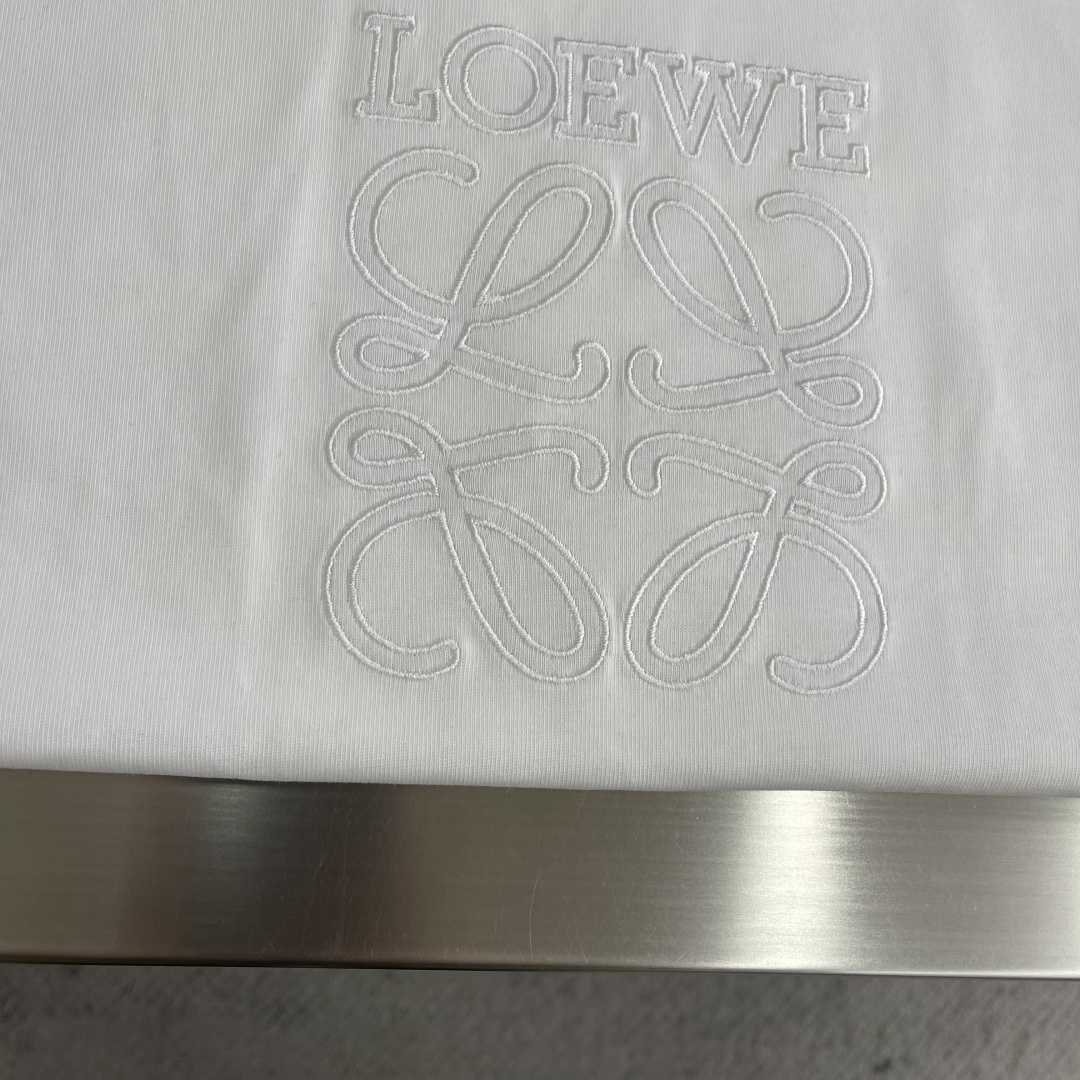 -Loew 刺绣短袖T恤，新疆棉 细腻柔软 舒适贴肤 LOEWE刺绣点缀其上 低调且有力 宛如艺术品般熠