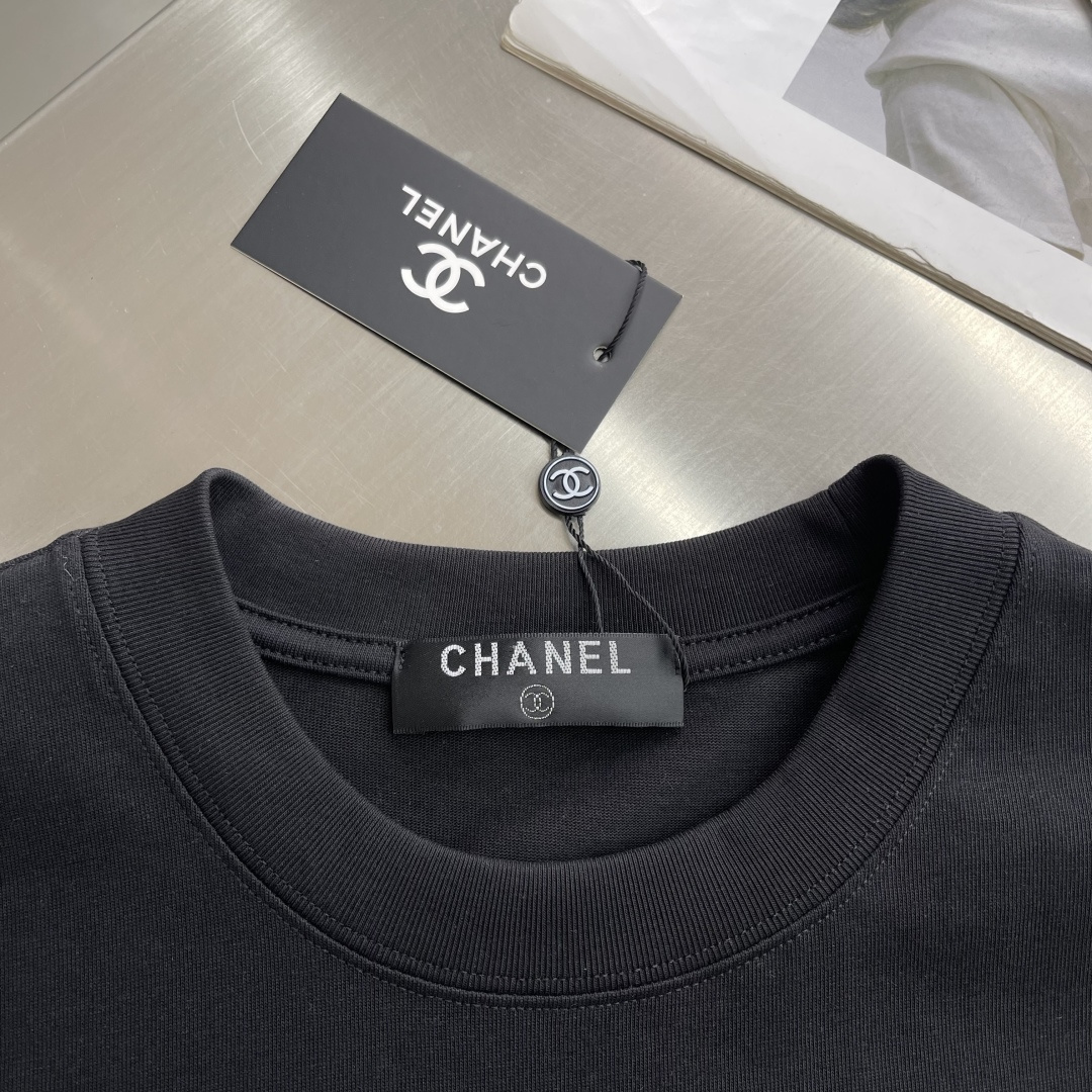 -Chane* 26ss新品短袖T恤，帅气时尚，胸前印花图案字母logo，简约百搭款。面料棉 不仅挺括，