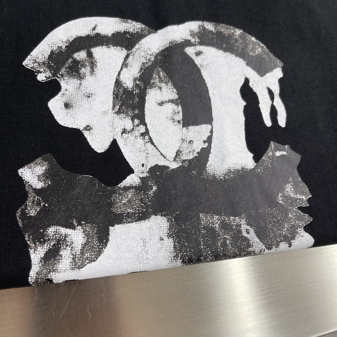 -Chane* 26ss新品短袖T恤，帅气时尚，胸前印花图案字母logo，简约百搭款。面料棉 不仅挺括，