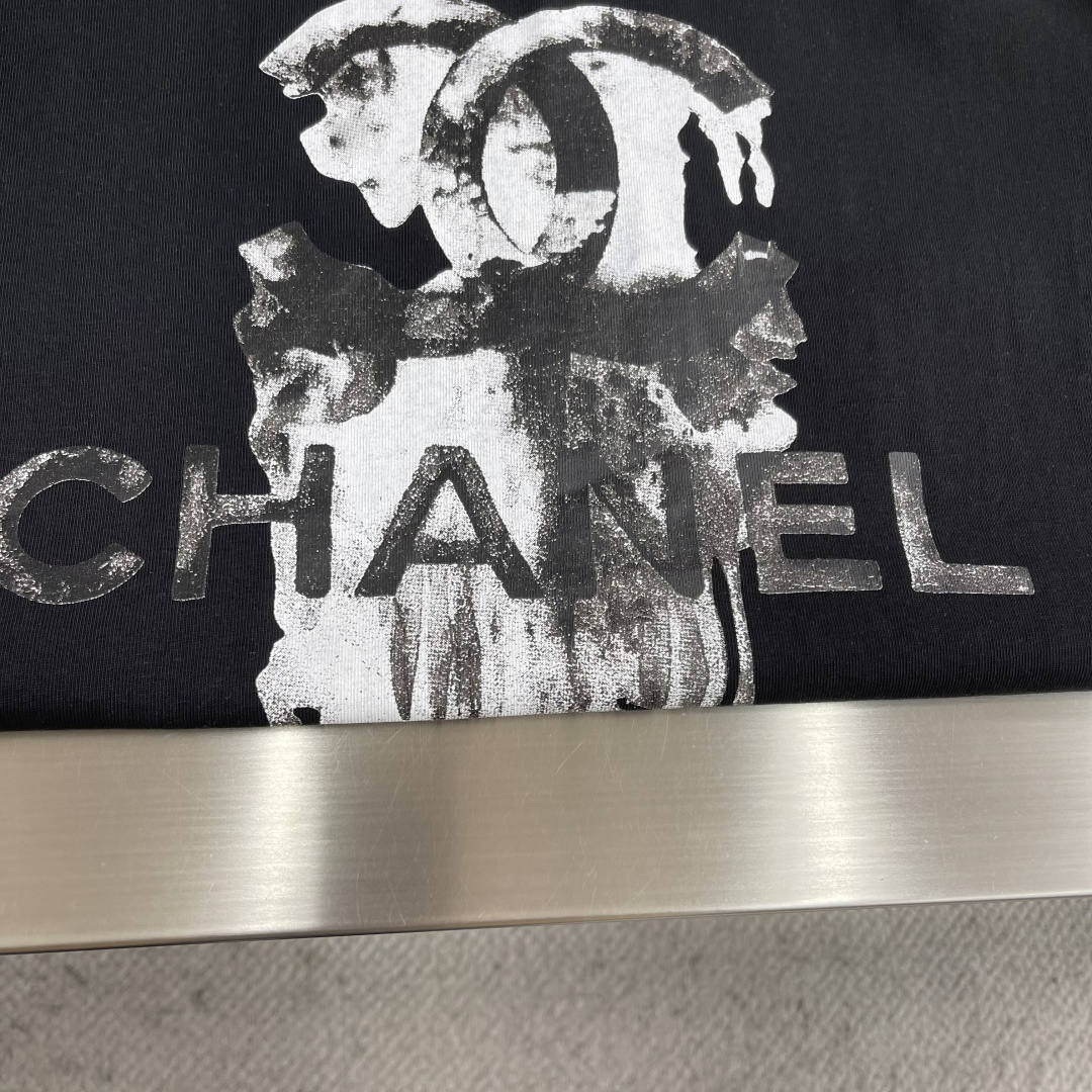 -Chane* 26ss新品短袖T恤，帅气时尚，胸前印花图案字母logo，简约百搭款。面料棉 不仅挺括，